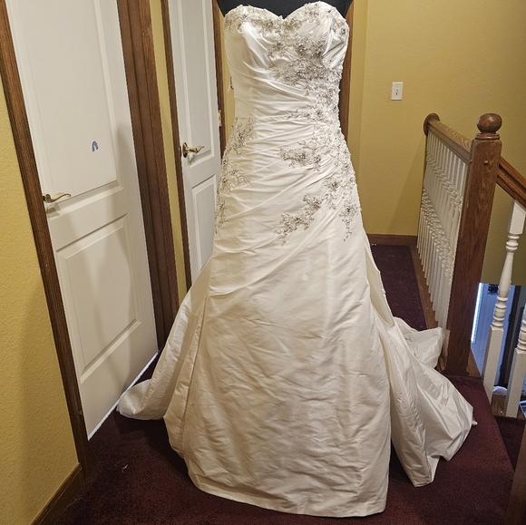 New Maggie Sottero Ivory Wedding Gown Size 12 - Picture 2 of 9